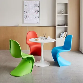 Дизайнерский скандинавский минимализм, Штабелируемый досуг, Креативная сетка для переговоров на открытом воздухе, Красный пластиковый обеденный стол S-образной формы, стулья в штабеле