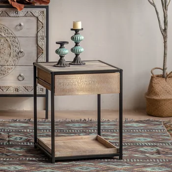 Многофункциональный журнальный столик в американском стиле ретро из железного дерева, сбоку от гостиной несколько небольших предметов, съемный столик